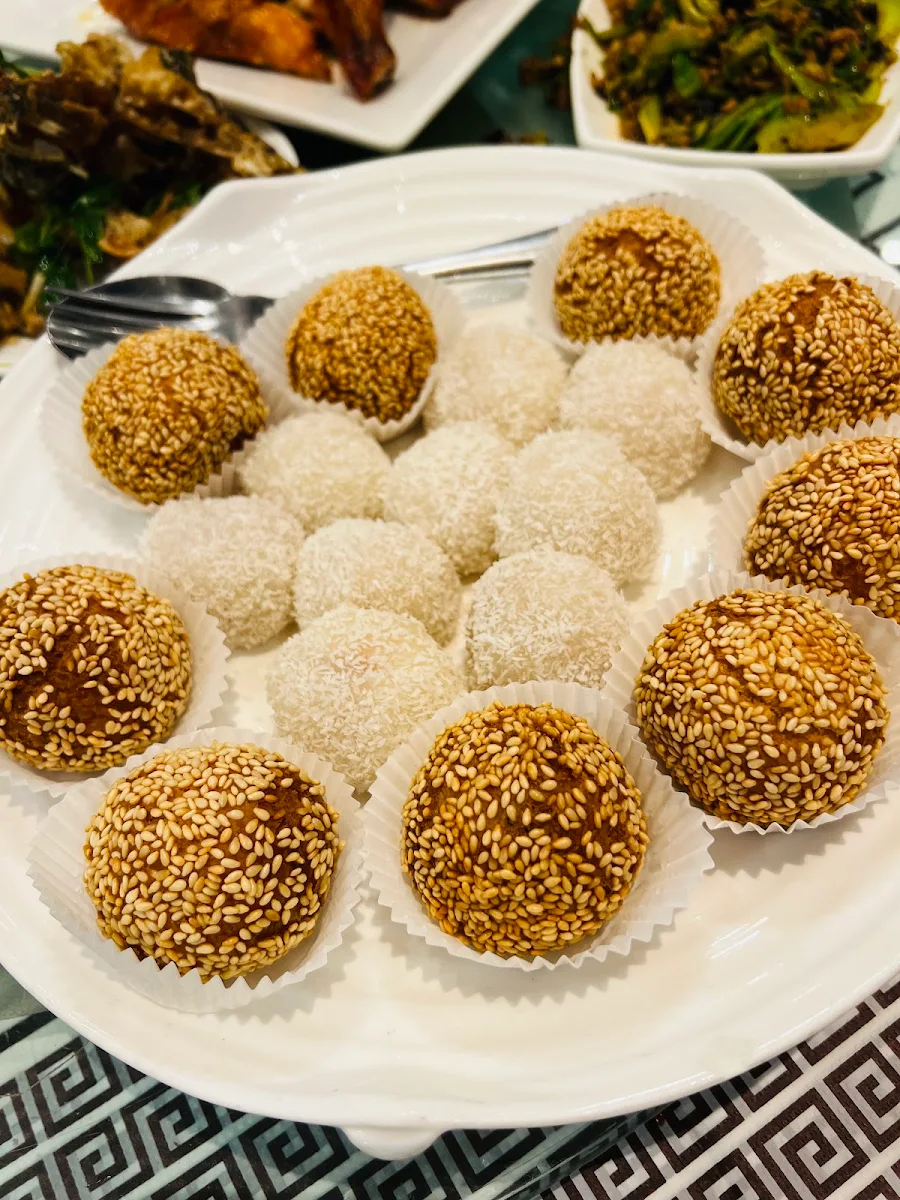 deep fried sesame ball m 黑芝麻煎堆仔m